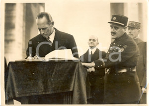 Fotografia d epoca originale 1937 PARIS Re Giorgio II di GRECIA firma il libro d oro all Arco di Trionfo 1