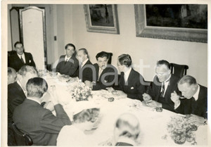 Fotografia d epoca originale 1950 ca SVEZIA Carlo Giovanni BERNADOTTE parla con gli invitati durante una cena 1