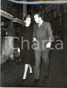Fotografia d epoca originale 1960 ca ROMA Alberto di LIEGI Paola RUFFO DI CALABRIA passeggiata in centro 1