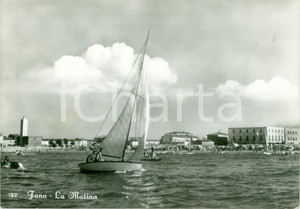 Cartolina originale da collezione 1959 FANO PU Barca a vela naviga nella Marina Cartolina FG VG 1