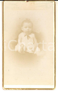 Fotografia d epoca originale 1900 ca TOULON F Bambina di pochi mesi con abito bianco Foto L. GANIN CDV 1