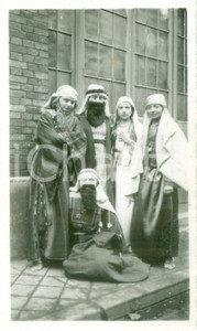 Fotografia d epoca originale 1937 FRANCE Spettacolo SON REGARD Attrici in costume da beduini Foto cm 6 x 11 1