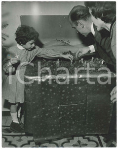Fotografia d epoca originale 1965 ca CICLISMO Fiorenzo MAGNI fa il presepe con la figlia Tiziana  Foto 21x27 1