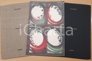 2003 Luca LEONELLI Angoli vivi in ordine sparso *3 voll. Edizioni d'Arte Opera in tre volumi contenente tredici acqueforti e otto acquetinte a colori di Luca Leonelli con uno scritto dell&rsquo;autore e testo di Giorgio Celli.1) &lsquo;Angoli vivi&rsquo;: Volume di trentaquattro pagine rilegato in tela di lino, contenente dodici acqueforti in bianco e nero, stampate su carta Hahnem&uuml;hle di 230 gr: undici di dimensioni cm. 20 x 30 e una di cm 40 x 30.2) &lsquo;in Ordine sparso&rsquo;: Cartella rilegata in tela contenente sei acquetinte a colori stampate su carta acquerello Arches di 640 gr, di dimensioni cm. 20 x 30. Ogni singola acquatinta &egrave; firmata e numerata dall&rsquo;autore in numeri arabi da 1/50 a 50/50.3) &lsquo;Angoli vivi in Ordine sparso&rsquo;: Volume di ventiquattro pagine in carta MBM Ingres di 130 gr. In copertina &egrave; una acquatinta a colori su carta Hahnem&uuml;hle di 300 gr. Sovracoperta in carta lucida. Contiene una acquatinta a colori ed un&rsquo;acquaforte stampate su carta Hahnem&uuml;hle di 230 gr di dimensioni cm. 20 x 30.Le incisioni sono state stampate con torchio a mano nel Laboratorio d&rsquo;Arte Grafica di Modena da Roberto Gatti e Anna Maria Piccinini, nei mesi di Marzo e Aprile 2003. L&rsquo;edizione &egrave; di 50 esemplari numerati e firmati in ogni volume dall&rsquo;autore in numeri arabi da 1/50 a 50/50 (Il presente esemplare &egrave; il n&deg; 16/50).I tre volumi sono raccolti in una custodia originale in essenza di noce. Ogni opera contiene una lente di Fresnel.  GOOD/buono  Formato: 29x39 cm originale e autentica 1