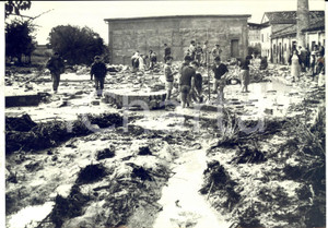 Fotografia d epoca originale 1959 ANCONA Cittadini al lavoro dopo un violento nubifragio Foto 18x13 cm 1