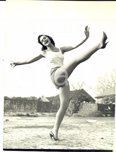 Fotografia d epoca originale 1961 STYAL UK Portrait of Anne JONES, one of the BLUEBELL GIRLS Photo 15x20 1