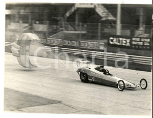 Fotografia d epoca originale 1960 ca AUTOMOBILISMO MONZA Tony NANCY sul suo DRAGSTER Foto 24x18 cm 1