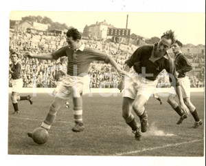 Fotografia d epoca originale 1953 LONDON FOOTBALL CHARLTON Stuart LEARY slips the tackle by R. COOP Photo 1