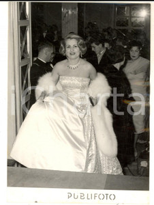 Fotografia d epoca originale 1956 MILANO Teatro alla Scala  La signora INVERNIZZI all  Aida Foto 14x18 1