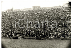 Fotografia d epoca originale 1960 ca CALCIO SERIE A GENOVA Tifosi allo stadio MARASSI Fotografia 24x18 1
