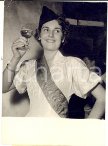 Fotografia d epoca originale 1954 PARIS Modeliste Josette LORIOT Ã©lue nouvelle Madelon de la ville Photo 1