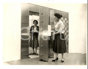Fotografia d epoca originale 1957 WOLVERHAMPTON New special door from CHUBB AND SON S for banks Photo 1