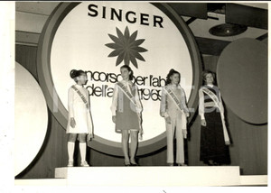 Fotografia d epoca originale 1969 ROMA Concorso SINGER L abito dell anno  Le vincitrici Foto 18x13 cm 1