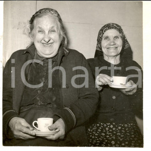 Fotografia d epoca originale 1955 ca HELSINKI FINLAND Ritratto di due donne di campagna Foto 18x18 1