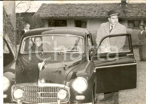 Fotografia d epoca originale 1955 MERLINGE Maria Pia SAVOIA Alessandro di JUGOSLAVIA partono per le nozze 1