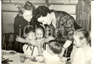 Fotografia d epoca originale 1959 PARIS ELYSEE Madame DE GAULLE offre traditionnel goÃ»ter de NoÃ«l aux enfants 1