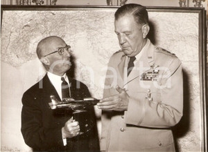 Fotografia d epoca originale 1957 ROMA Ambasciatore James David ZELLERBACH riceve Generale TIMBERLAKE Foto 1