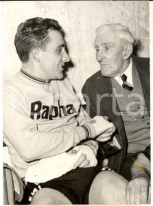 Fotografia d epoca originale 1959 VÃ©lodrome d HIVER Roger RIVIERE fÃ©licitÃ© par Henri CONTENET aprÃ¨s un gala 1