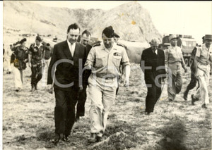 Fotografia d epoca originale 1959 ALGER Michel DEBRE  avec le général CHALLE en visite au P. C. ARTOIS Photo 1