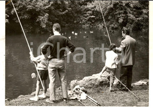 Fotografia d epoca originale 1956 ROMA Gara di pesca tra giovanissimi allo zoo Fotografia 18x13 cm 1