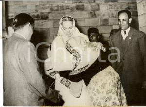 Fotografia d epoca originale 1959 ASSUAN EGITTO La Begum Om Habibeh alla sepoltura dell AGA KHAN III Foto 1