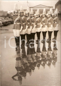 Fotografia d epoca originale 1958 LONDON WEMBLEY ARENA Cast of HOLIDAY ON ICE fakes Trooping the Colour Foto 1