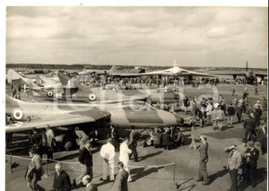 Fotografia d epoca originale 1954 FARNBOROUGH Preview day of the AIR SHOW  Aircraft inspection Photo 1