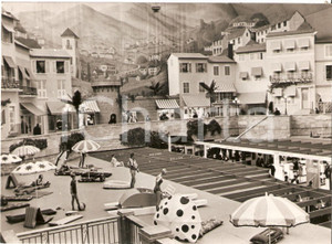 Fotografia d epoca originale 1968 LONDON Olympia IDEAL HOME SHOW Scenografia mediterranea nel padiglione Foto 1
