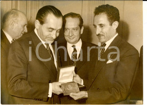 Fotografia d epoca originale 1956 PARIS Pierre MENDESFRANCE reÃ§oit Alain MIMOUN pour marathon MELBOURNE 1