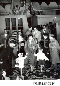 Fotografia d epoca originale 1956 PORTO DI NAPOLI  CRISI DI SUEZ Sbarco dei passeggeri dell EXOCHORDA 1
