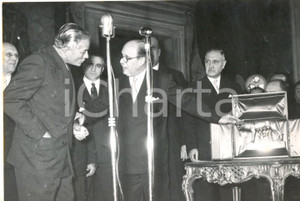 Fotografia d epoca originale 1955 ROMA  Salvatore REBECCHINI dona Lupa Capitolina a Camille CHAMOUN Foto 1