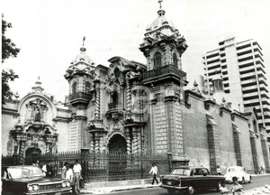 Fotografia d epoca originale 1973 LIMA PERÃ™ Una chiesa coloniale in contrasto con gli edifici moderni Foto 1