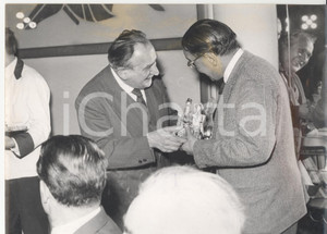 Fotografia d epoca originale 1963 TORINO Mario BERNASCONI consegna a Sandro FIORIO della LANCIA una ceramica 1
