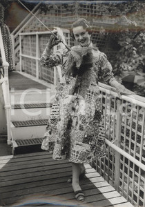 Fotografia d epoca originale 1955 LONDON Ann SOUTH wearing ESTRAVA s coloured patchwork coat Photo Fashion 1
