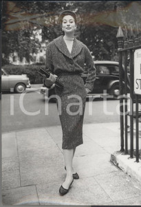 Fotografia d epoca originale 1954 LONDON Black and white stripes suited by DORVILLE autumn collection Photo 1
