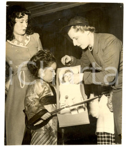 Fotografia d epoca originale 1950 PARIS MiCarême – Mme Léonard préside concours travestis d enfants Photo 1