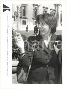 Fotografia d epoca originale 1997 ROMA  PDS Deputato Gloria BUFFO scherza con i giornalisti  Foto 17x24 1