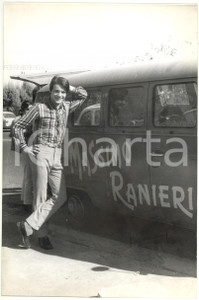 Fotografia d epoca originale 1965 ca NAPOLI Bar MIRANAPOLI  Massimo RANIERI con pulmino VOLKSWAGEN T2  Foto 1