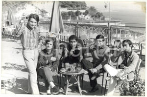 Fotografia d epoca originale 1965 ca NAPOLI Massimo RANIERI con la sua band al BAR MIRANAPOLI  Foto 30x20 cm 1