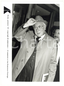 Fotografia d epoca originale 1997 ROMA Il senatore Francesco COSSIGA saluta i giornalisti Foto 17x24 cm 1