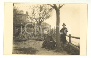 Fotografia d epoca originale 1930 ca ITALIA Dimore di campagna  Ritratto di famiglia tra le cataste  Foto 1