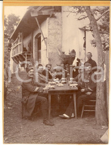 Fotografia d epoca originale 1910 ca FRANCE ARMEE DE TERRE Soldati a pranzo in una cascina  Foto 12x16 cm 1