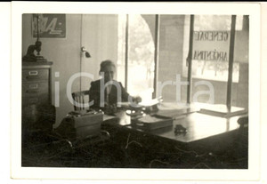 Fotografia d epoca originale 1962 s. l. CONSULADO ARGENTINO Una segretaria al lavoro  Foto VINTAGE 11x7 1