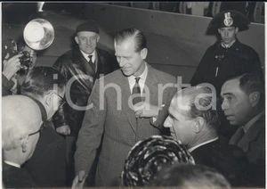 Fotografia d epoca originale 1959 TORINO Caselle Principe FILIPPO accolto dalle autoritÃ  italiane Foto 18x13 1
