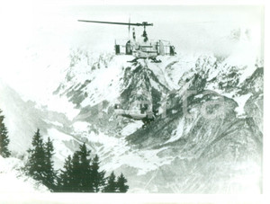 Fotografia d epoca originale 1965 MONTREUX  Elicottero recupera Piper biposto dopo schianto sulle Alpi 1