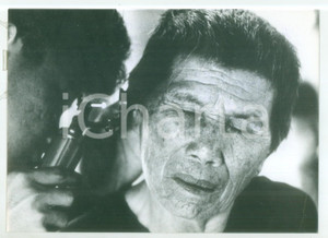 Fotografia d epoca originale 1964 GUERRA DEL VIETNAM Profuga sottoposta a visita medica per trauma psichico 1