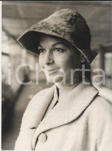 Fotografia d epoca originale 1955 LONDON Airport  Eva BARTOK wearing her coal scuttle hat Photo 15x20 cm 1