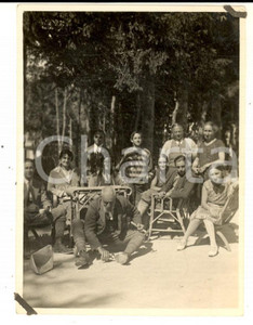 Fotografia d epoca originale 1929 MADESIMO Ritratto di famiglia  Un chiodo in una scarpa  Foto VINTAGE 8x11 1