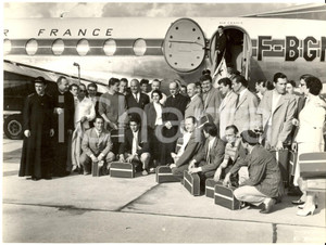 Fotografia d epoca originale 1955 ca MILANO MALPENSA Card. Giovanni Battista MONTINI con squadra in partenza 1