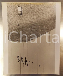 Fotografia d epoca originale 1980 ca ITALIA ? Paesaggio urbano con graffito SKA Foto ARTISTICA 24x30 ca 1